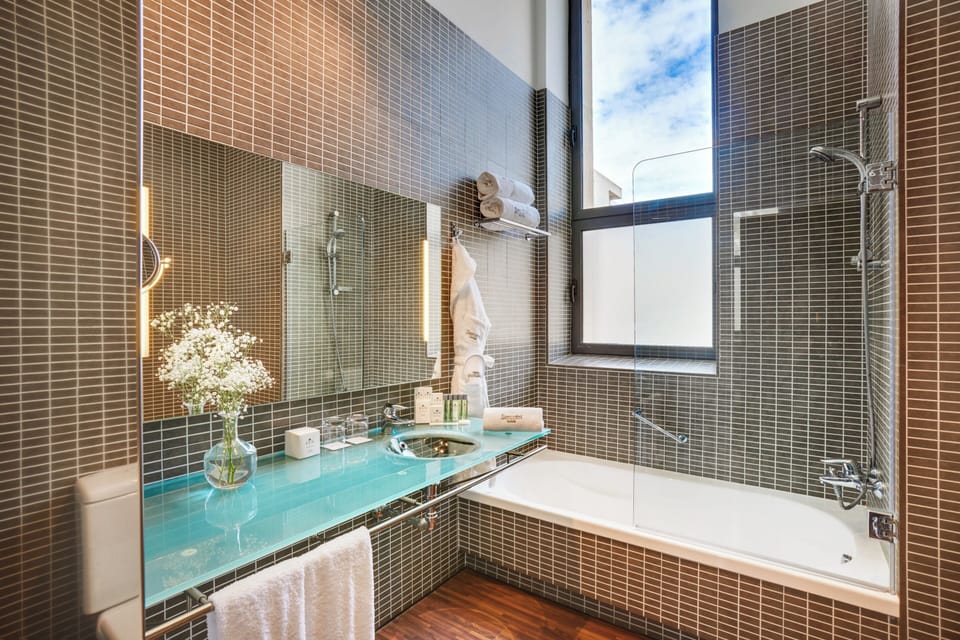 Junior Suite | Bathroom | Free toiletries, hair dryer, towels