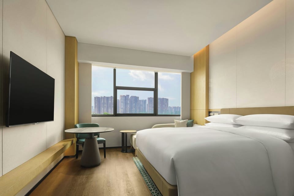 Room, 1 King Bed, Garden View | Soundproofing, rollaway beds, bed sheets