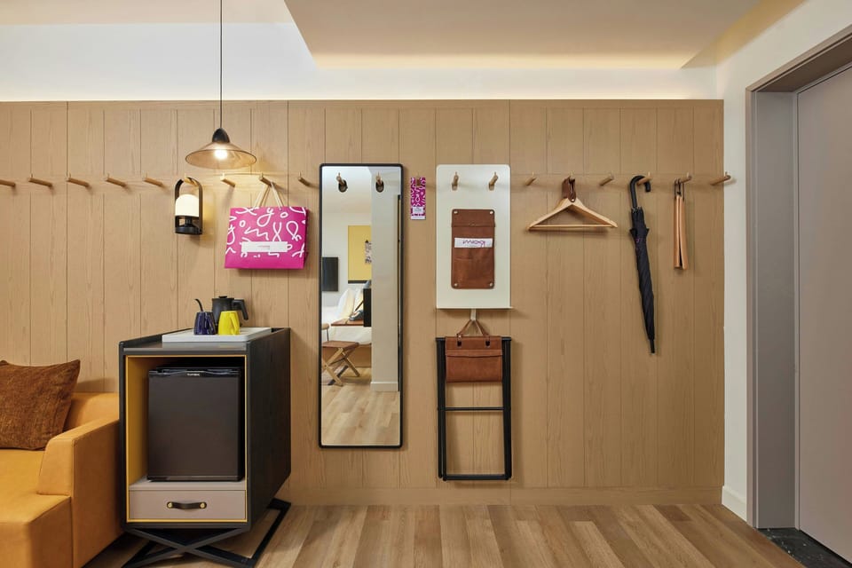 Room, 1 King Bed, City View, Corner | Minibar, in-room safe, desk, blackout drapes