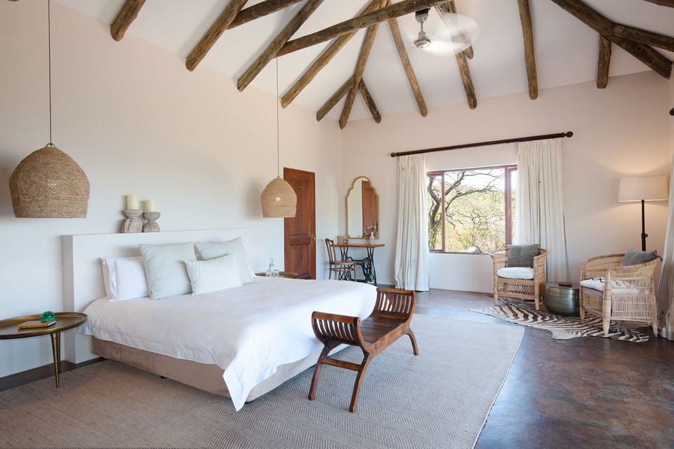 Rock House | Premium bedding, in-room safe, laptop workspace, WiFi (free)