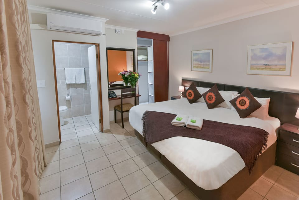 Suite | Desk, free WiFi, bed sheets