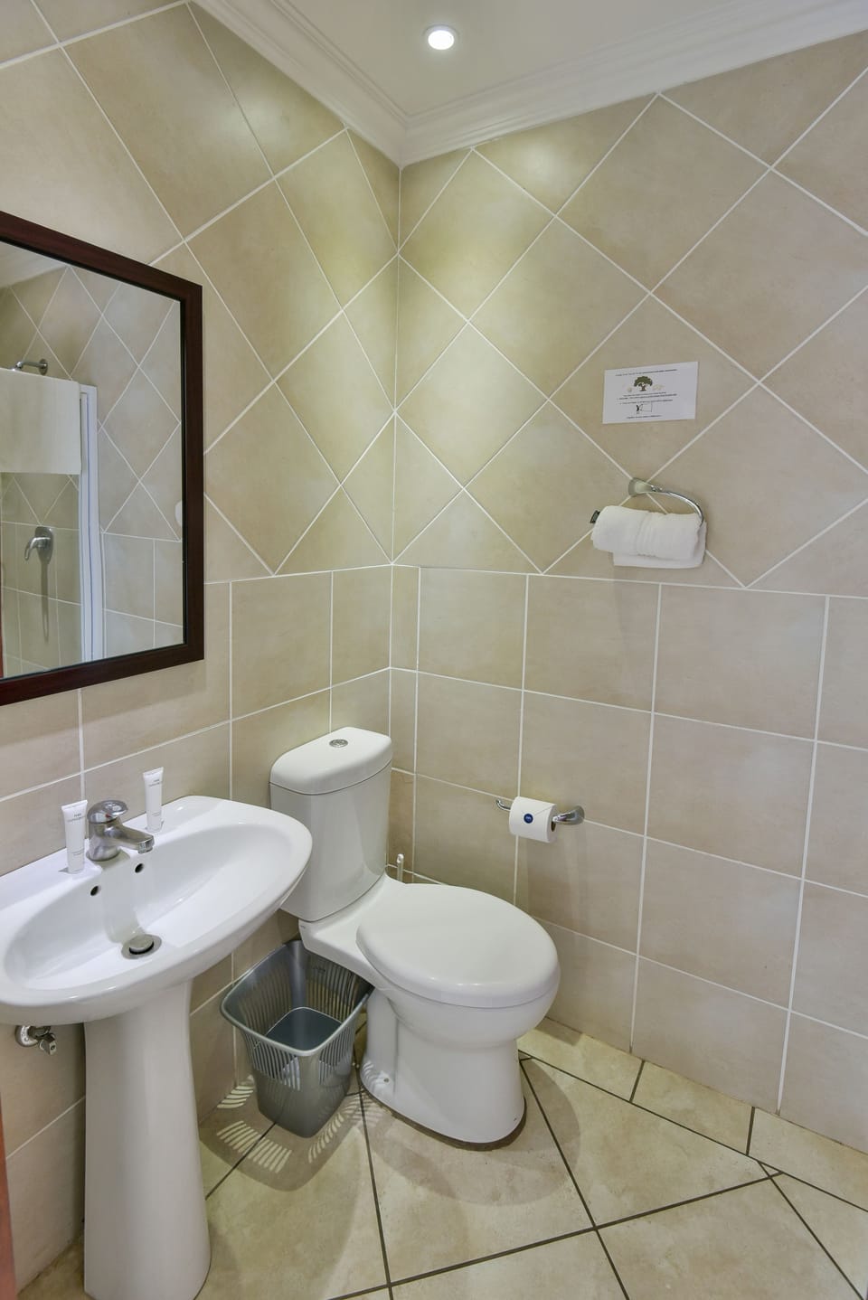 Standard Room | Bathroom | Shower, free toiletries, towels