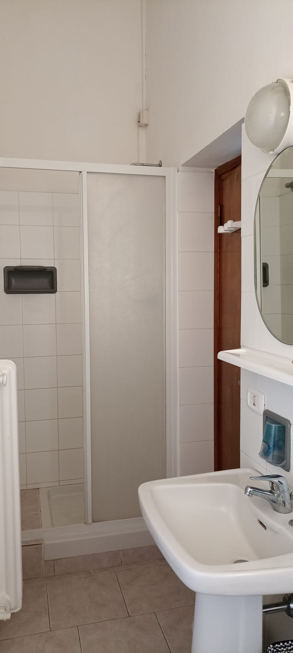 Classic Room | Bathroom | Shower, free toiletries, hair dryer, towels
