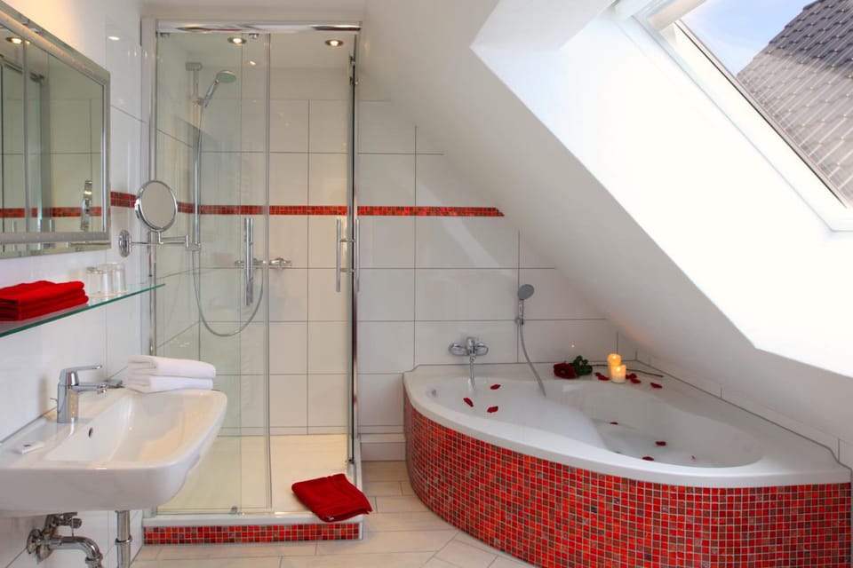 Shower, free toiletries, towels