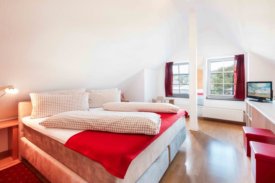Family Room *Müller* | In-room safe, desk, free WiFi, bed sheets