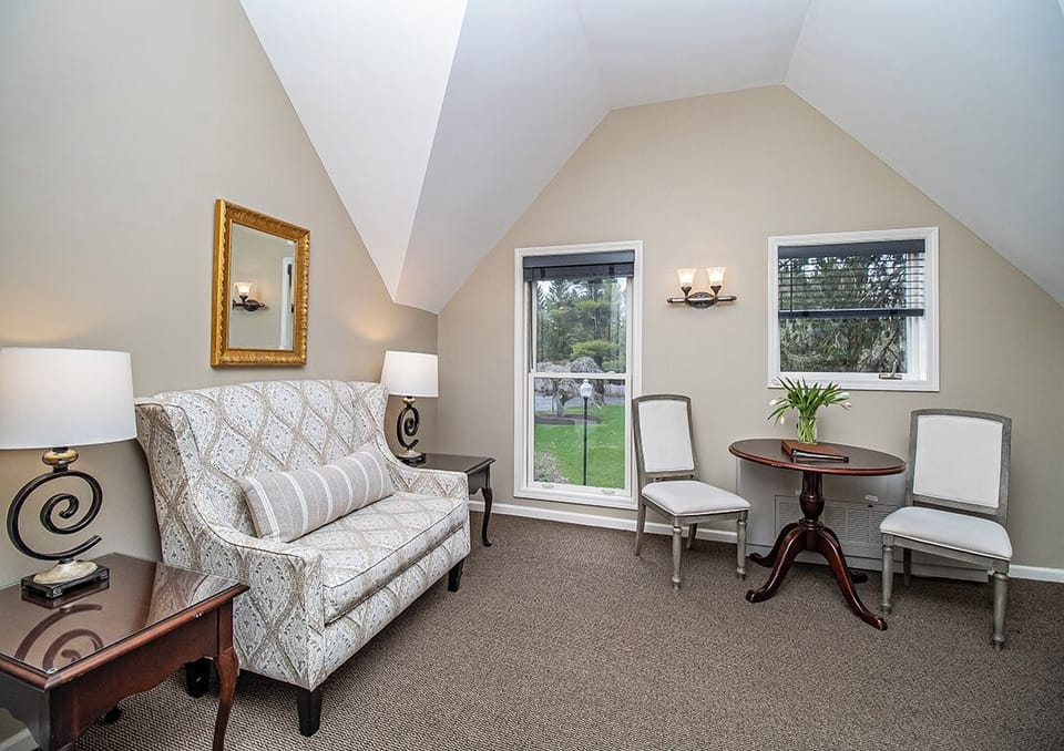 Standard King, 1 King Bed | Living area | Flat-screen TV