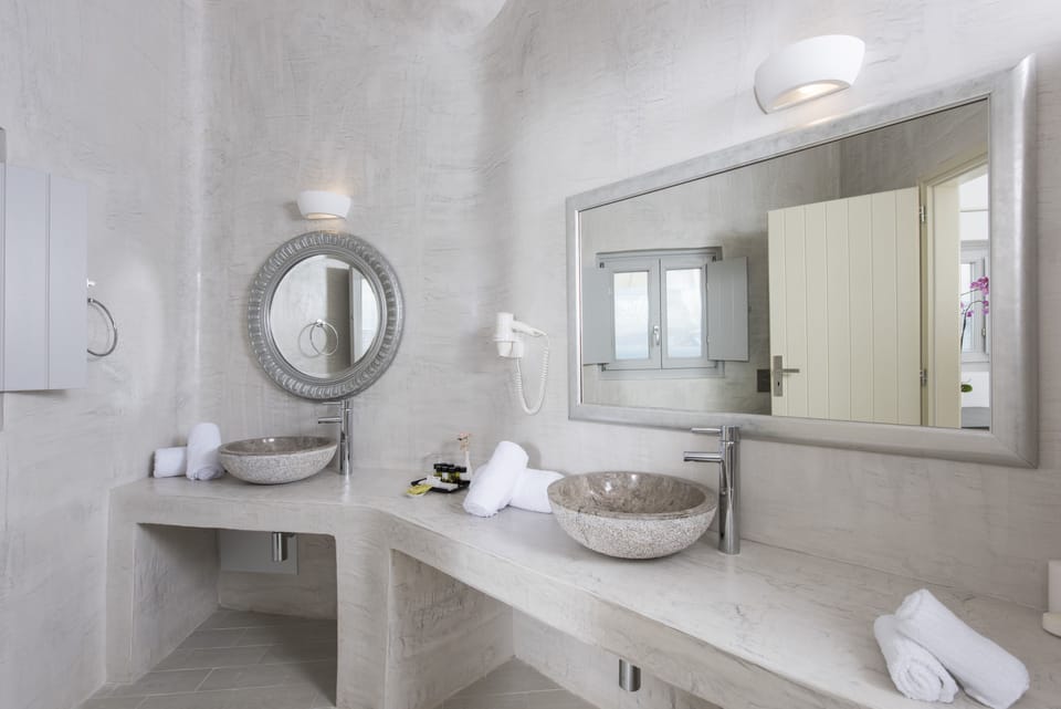 Suite (Sensation) | Bathroom | Shower, rainfall showerhead, free toiletries, hair dryer