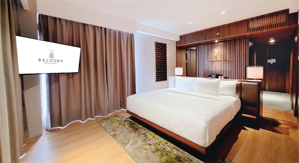 Luxury Single Room, 1 King Bed, Balcony | Free WiFi