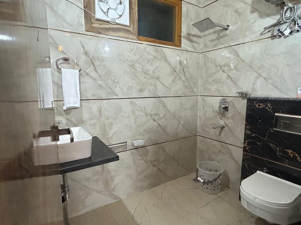 Deluxe Double Room, Mountain View | Bathroom | Free toiletries, towels, soap, shampoo