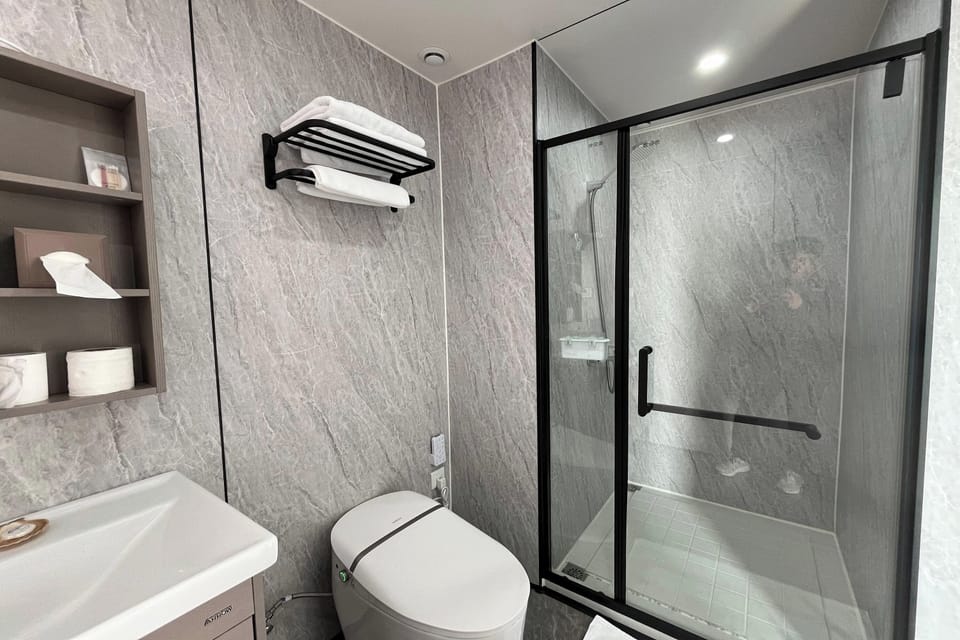 Deluxe Villa | Bathroom | Shower, rainfall showerhead, free toiletries, hair dryer