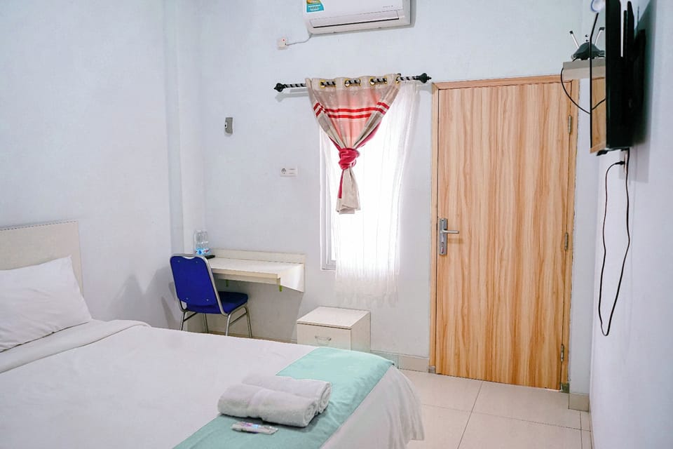 Deluxe Room | Desk, WiFi (free), bed sheets