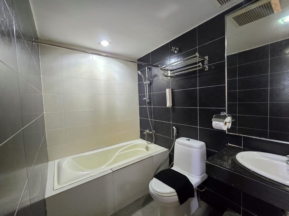 Suite | Bathroom | Free toiletries, hair dryer, towels