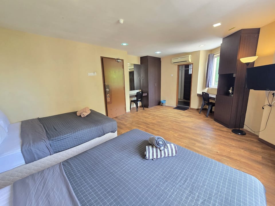 Premium Room | Minibar, desk, laptop workspace, iron/ironing board