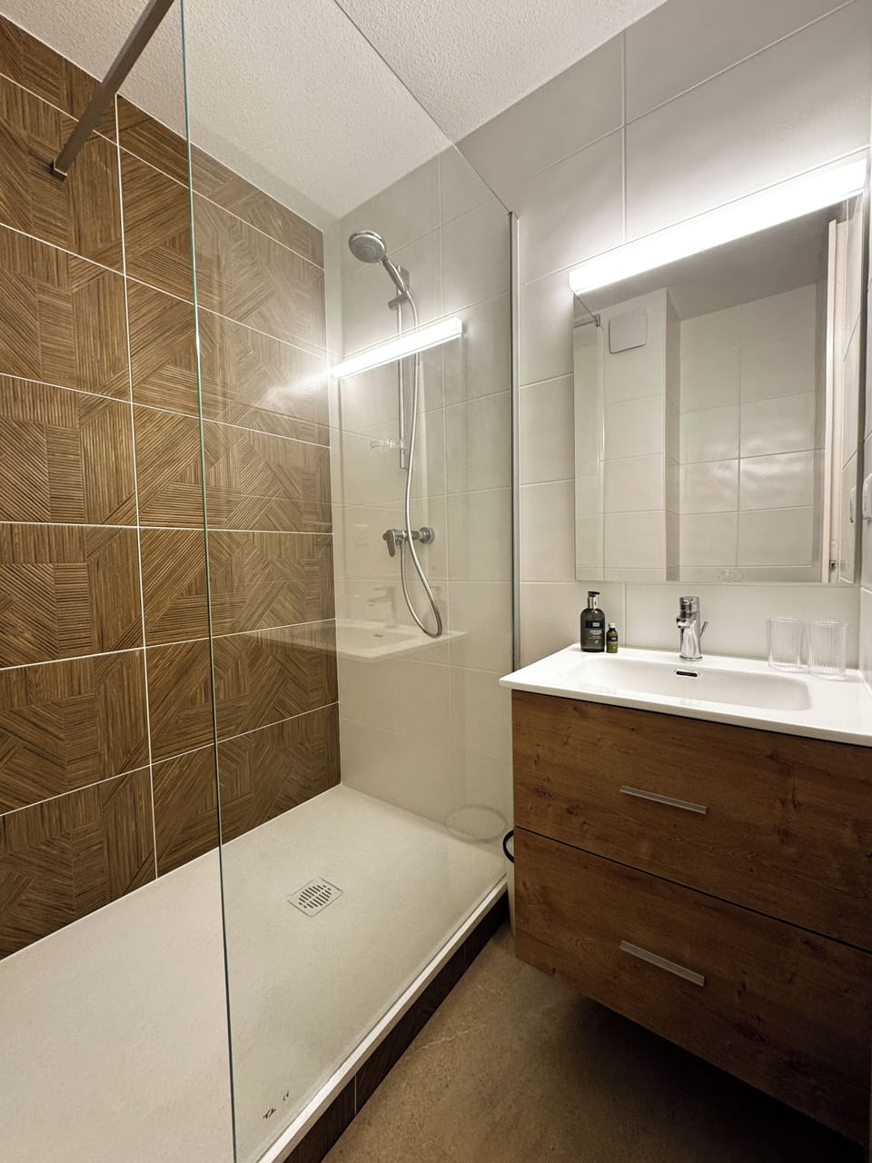 Double Room | Bathroom | Hair dryer, towels, soap, shampoo