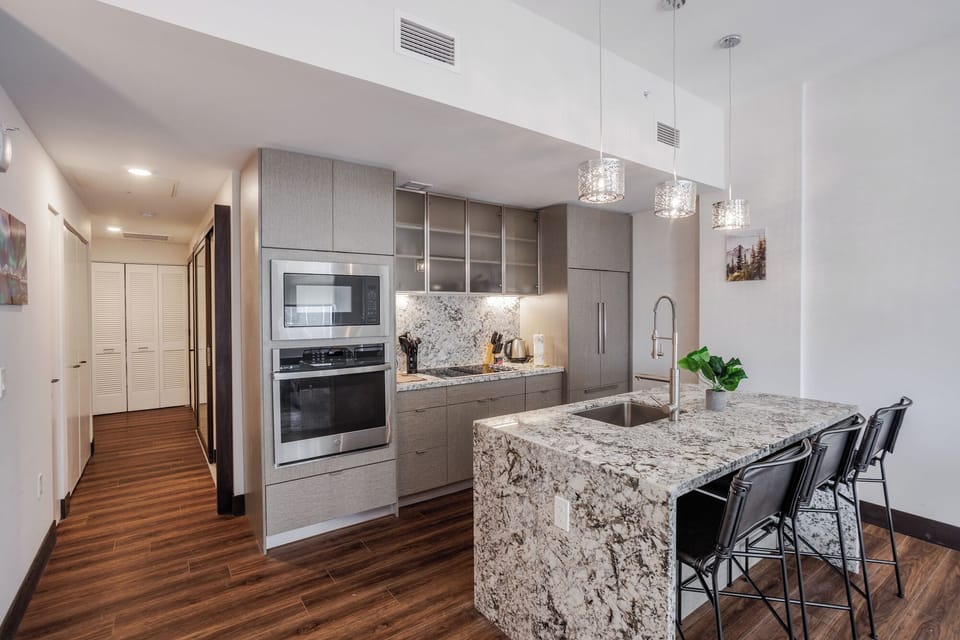 Deluxe Apartment, 1 Bedroom, Non Smoking | Private kitchen | Fridge, microwave, oven, stovetop