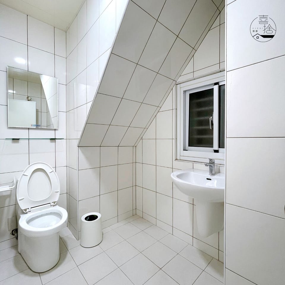 Classic Double Room, Non Smoking, Private Bathroom | Bathroom | Shower, rainfall showerhead, eco-friendly toiletries, hair dryer