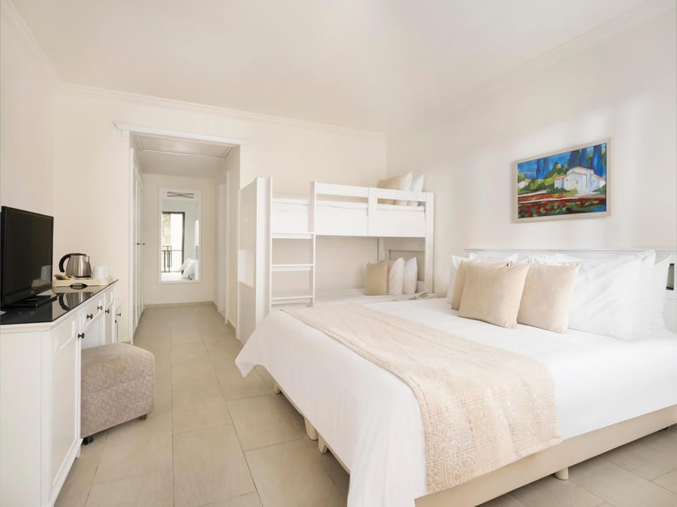 Free minibar, in-room safe, desk, soundproofing