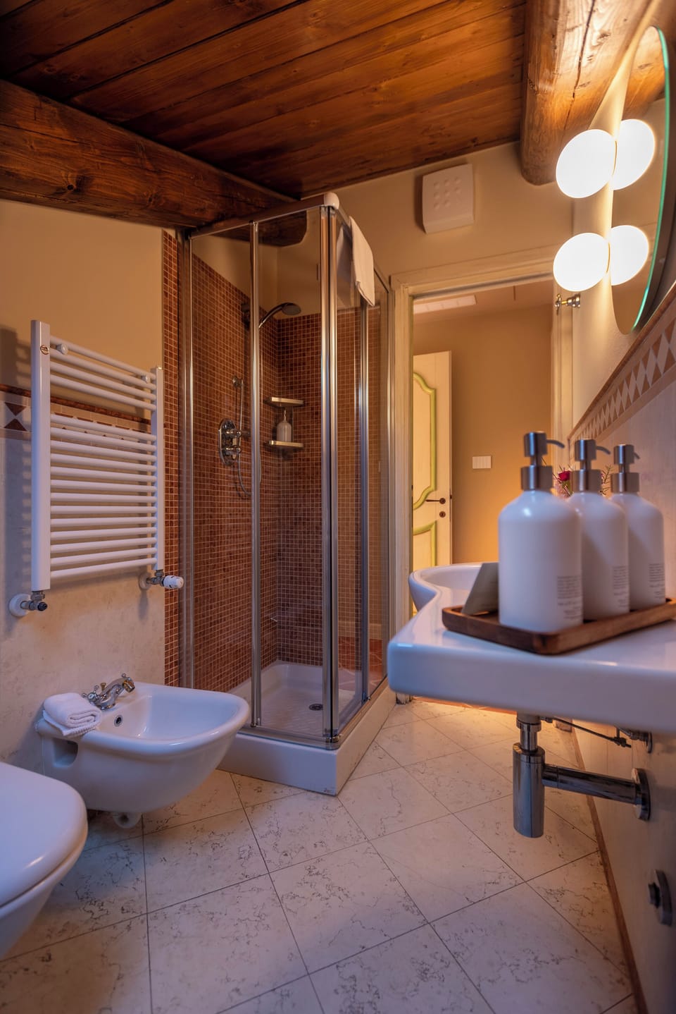 Suite | Bathroom | Shower, eco-friendly toiletries, hair dryer, slippers