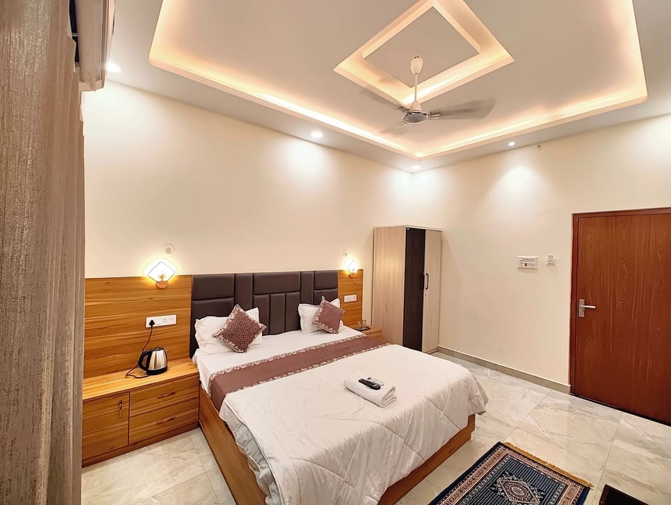 Superior Double Room, Air conditioning | Desk, laptop workspace, soundproofing, bed sheets