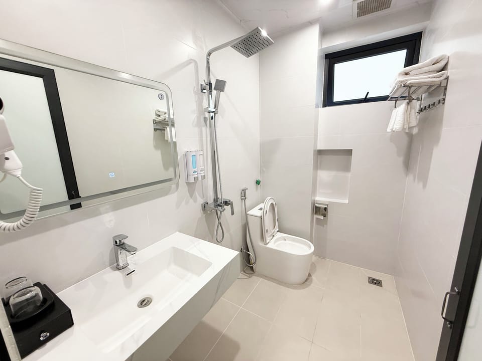 Standard Double Room Single Use, City View | Bathroom | Designer toiletries, hair dryer, slippers, bidet
