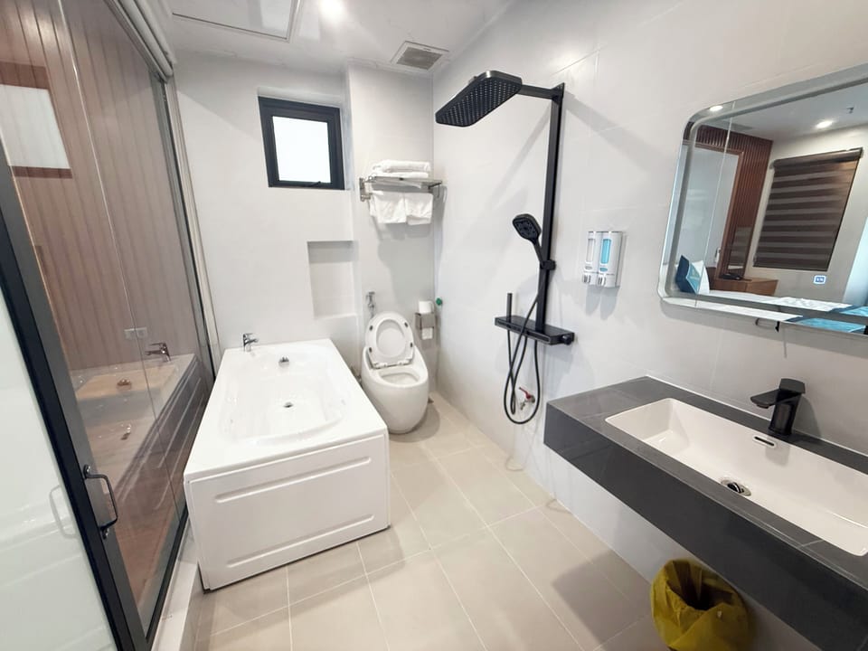 Luxury Double Room Single Use, City View | Bathroom | Designer toiletries, hair dryer, slippers, bidet