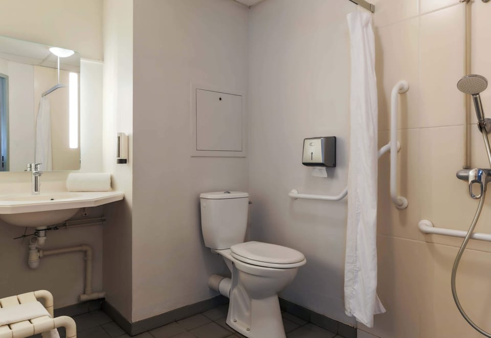 Double Room, Accessible | Bathroom | Shower, towels