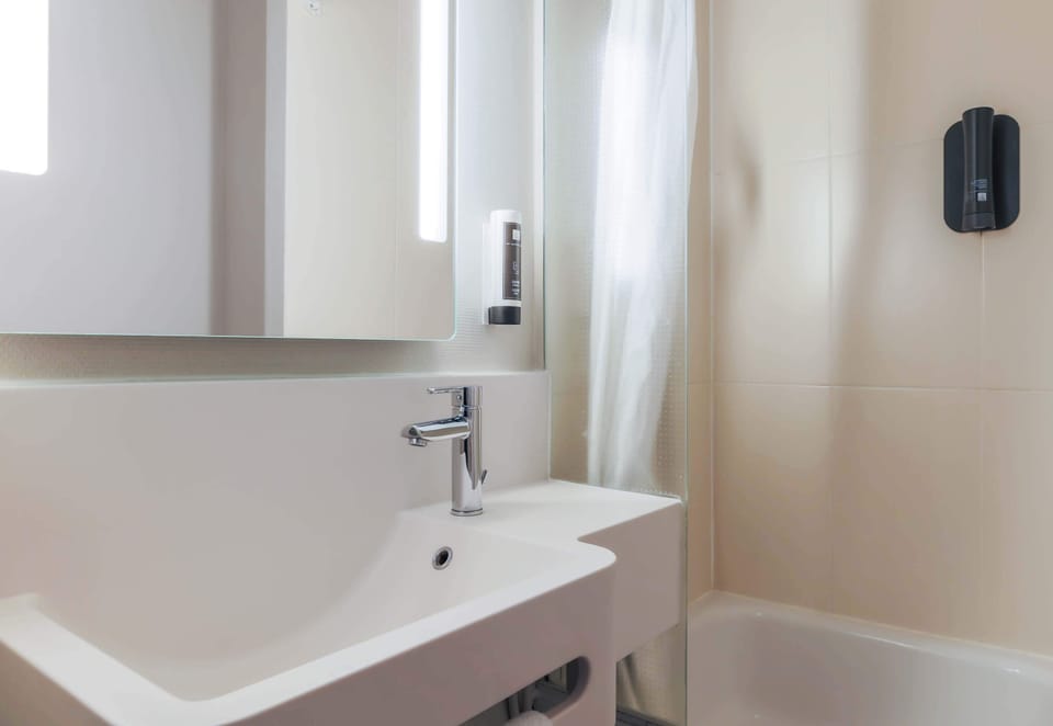Shower, towels