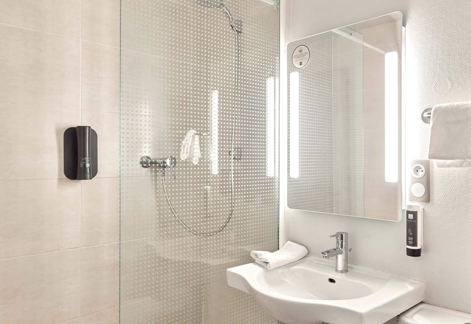 Shower, towels