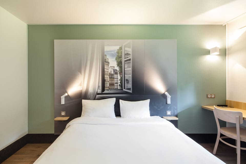 Premium bedding, desk, soundproofing, free WiFi