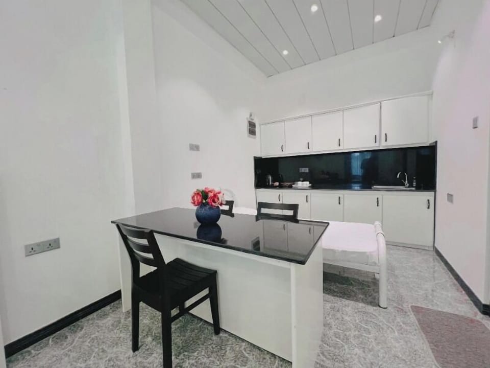 Luxury Suite | Desk, laptop workspace, blackout drapes, iron/ironing board