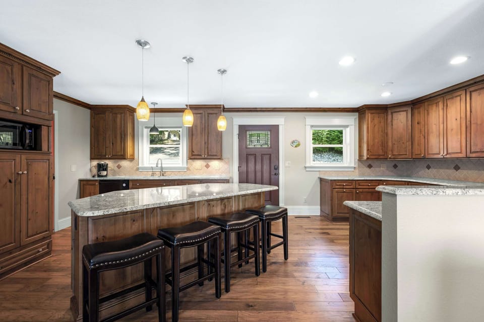 House, Multiple Beds, Patio (Lakeside Oasis) | Private kitchen | Fridge, microwave, oven, stovetop
