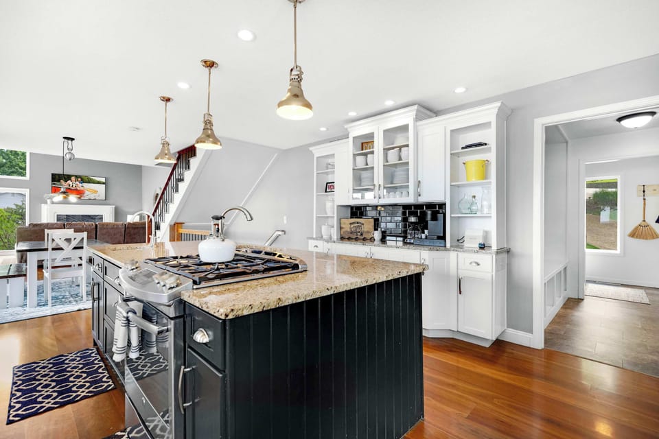 House, Multiple Beds, Hot Tub (The Tiki House) | Private kitchen | Fridge, microwave, oven, stovetop