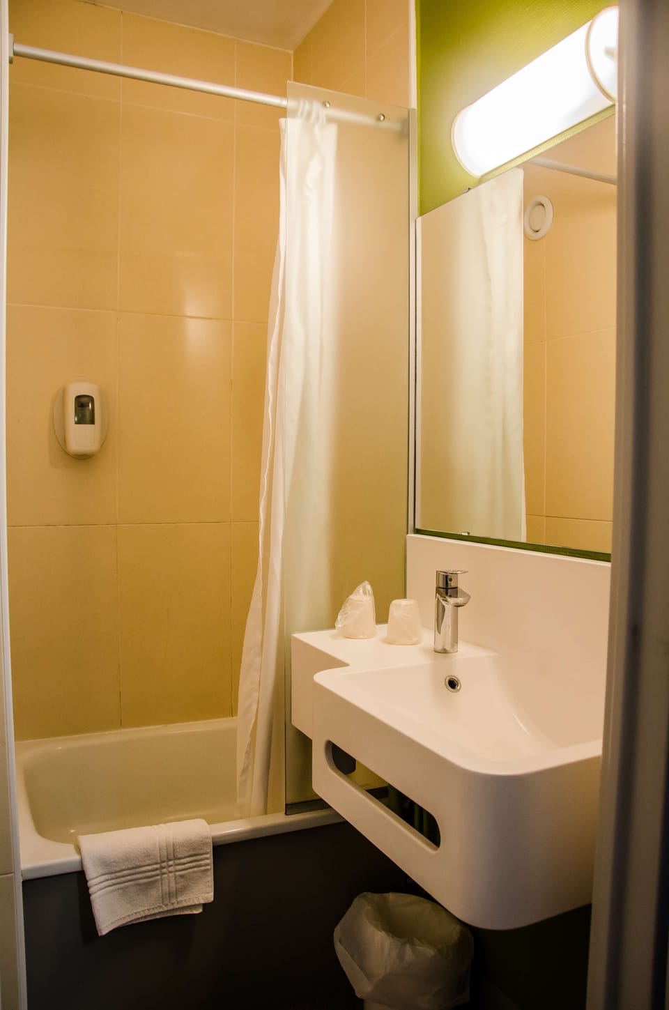 Shower, eco-friendly toiletries, towels