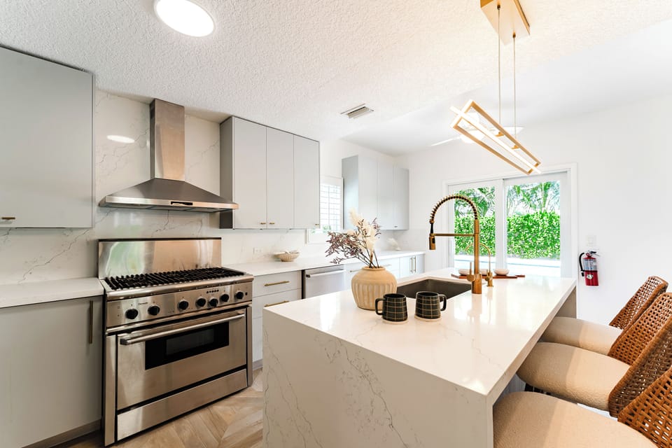 Deluxe House, Multiple Bedrooms, Garden View | Private kitchen | Full-size fridge, microwave, oven, stovetop