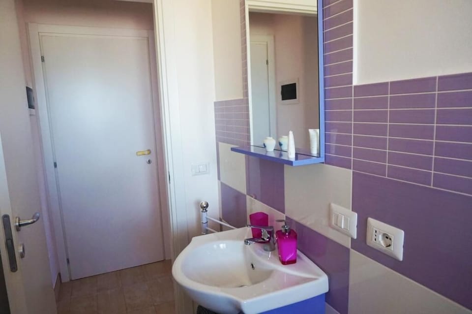 Classic Quadruple Room, Sea View | Bathroom | Bidet, toilet paper