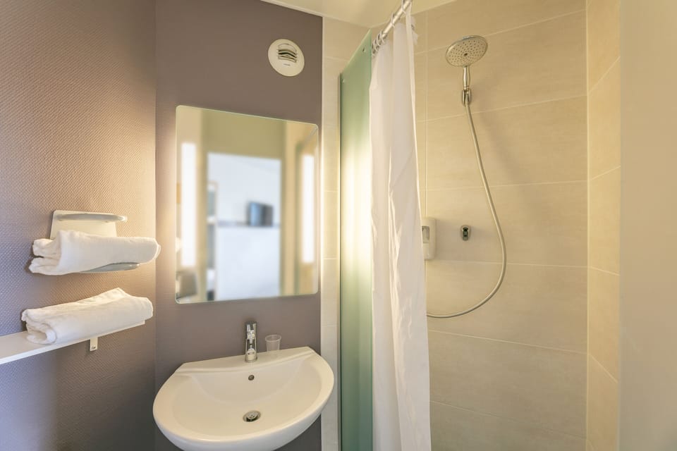 Shower, towels