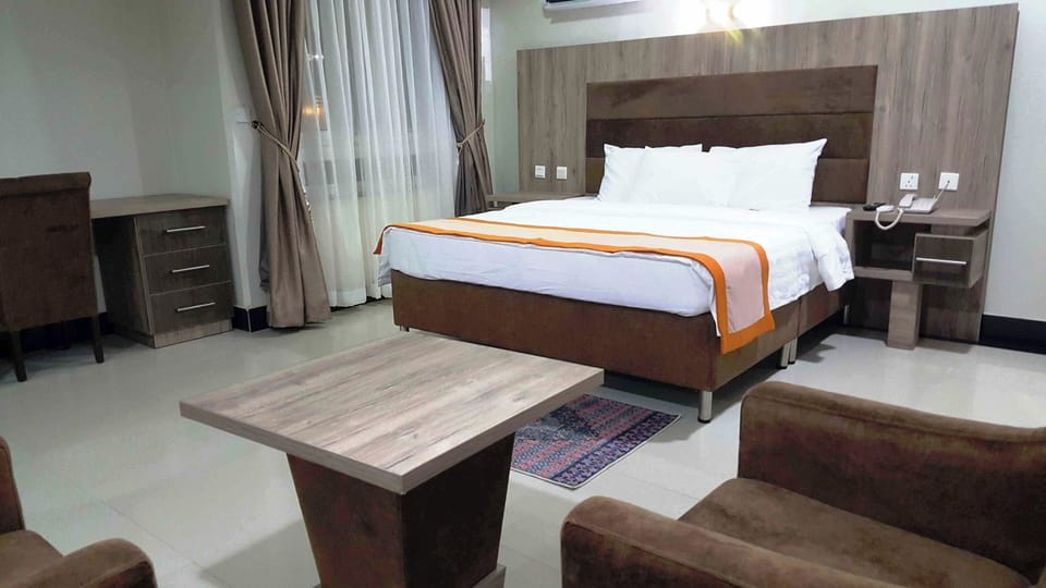 Royal Room | Desk, laptop workspace, free WiFi