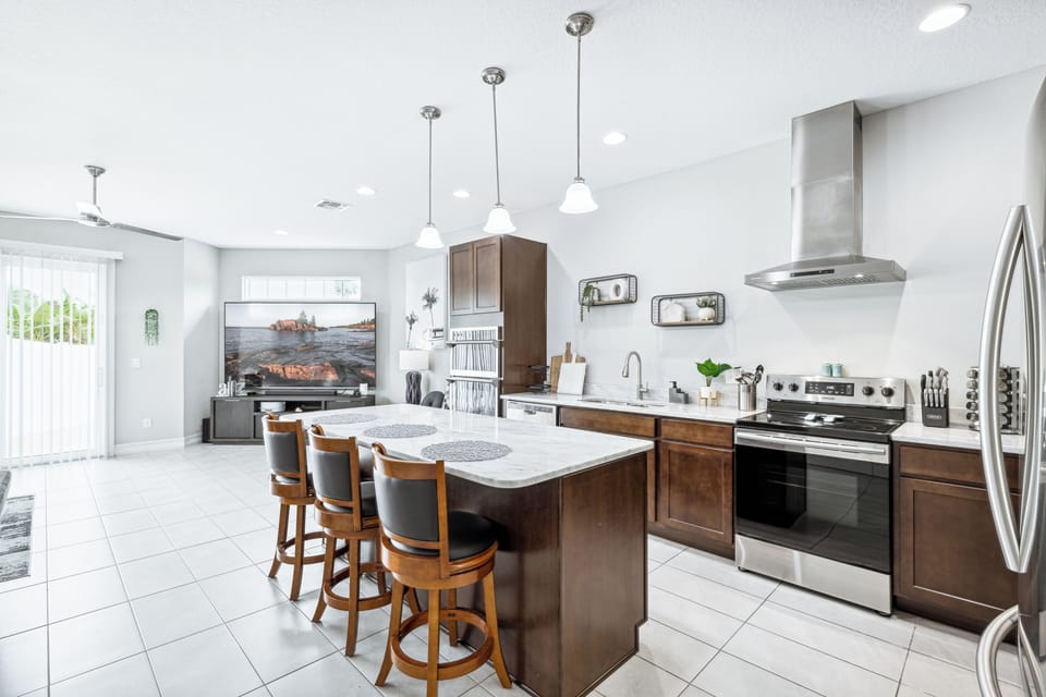 House (3 Bedrooms) | Private kitchen | Fridge, microwave, oven, stovetop