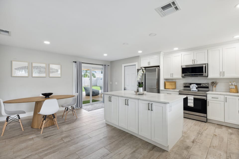 House (3 Bedrooms) | Private kitchen | Fridge, microwave, oven, stovetop