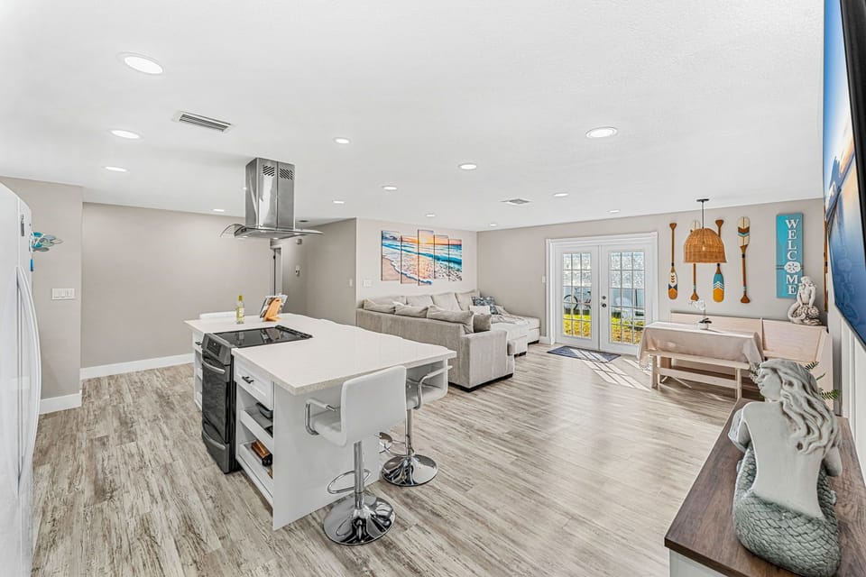 House (5 Bedrooms) | Private kitchen | Fridge, microwave, oven, stovetop