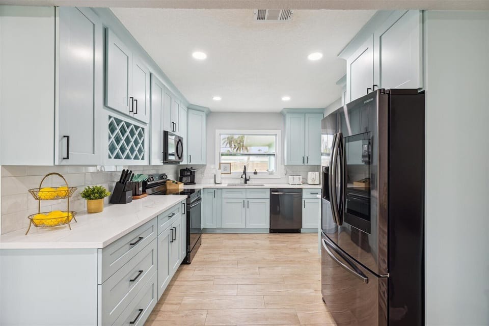 House (4 Bedrooms) | Private kitchen | Fridge, microwave, oven, stovetop