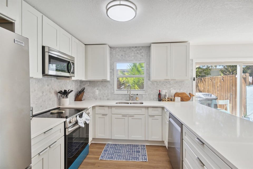 Villa (3 Bedrooms) | Private kitchen | Fridge, microwave, oven, ice maker