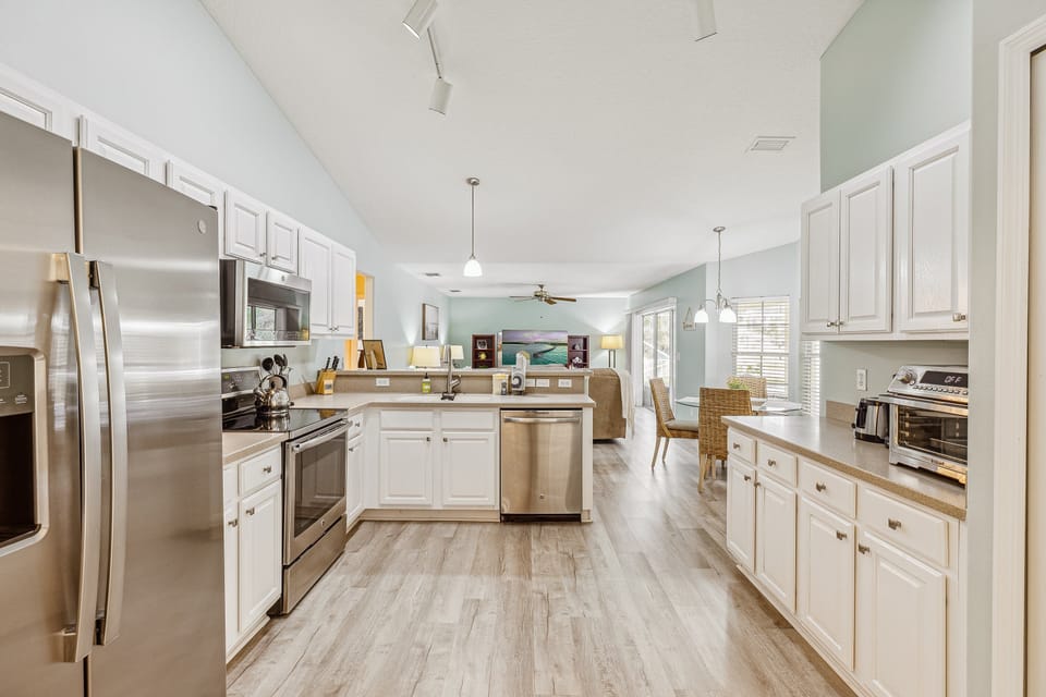 House (3 Bedrooms) | Private kitchen | Fridge, microwave, oven, stovetop