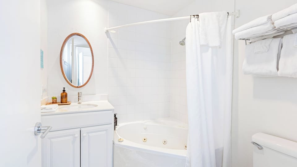 2 Coastal Studios at Cayucus Beach Access + Ocean Views Cottage in Cayucos