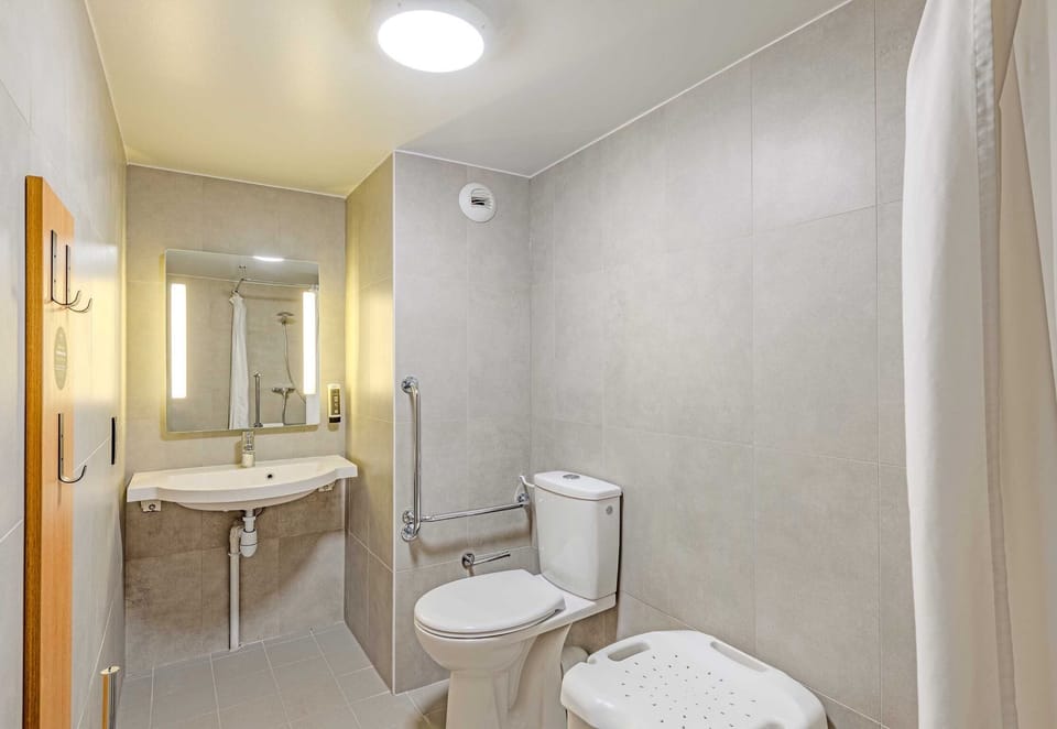 Double Room, Accessible, Non Smoking | Bathroom | Shower, towels