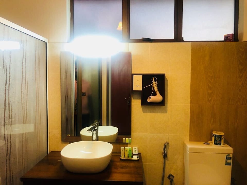 Combined shower/tub, free toiletries, slippers, towels