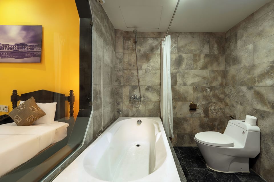 Luxury Triple Room | Bathroom | Free toiletries, hair dryer, slippers, towels
