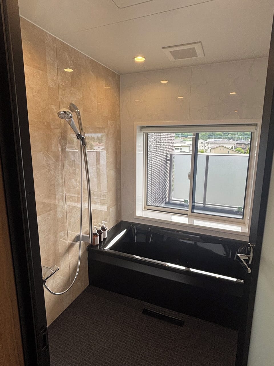 Superior Twin Room, Lanai, Mountain View | Bathroom | Combined shower/tub, hair dryer, towels, shampoo