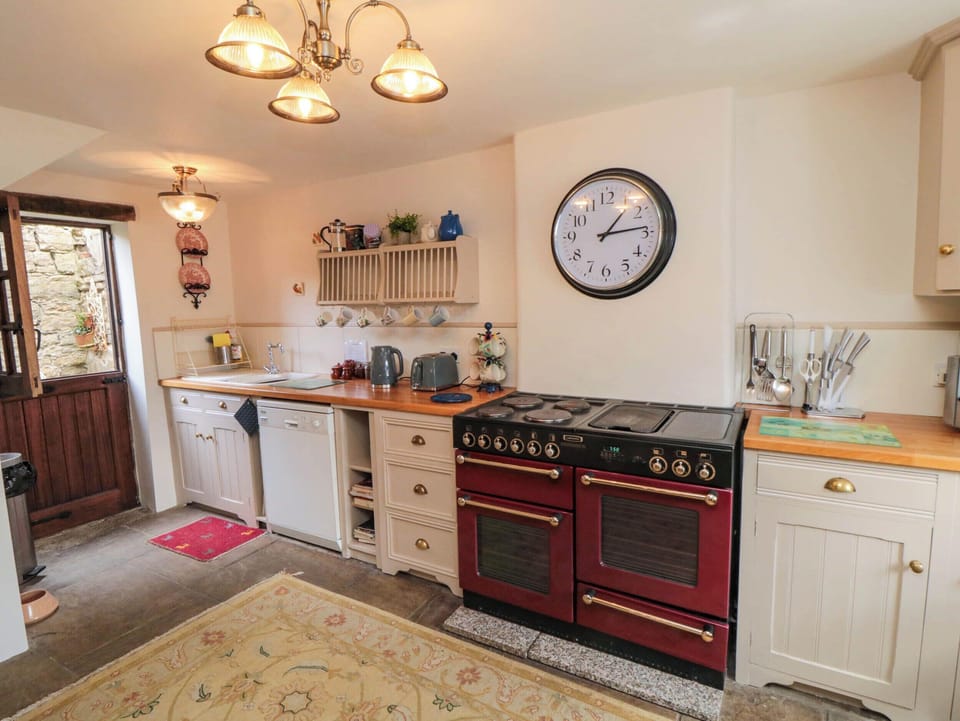 Dishwasher, cookware/dishes/utensils