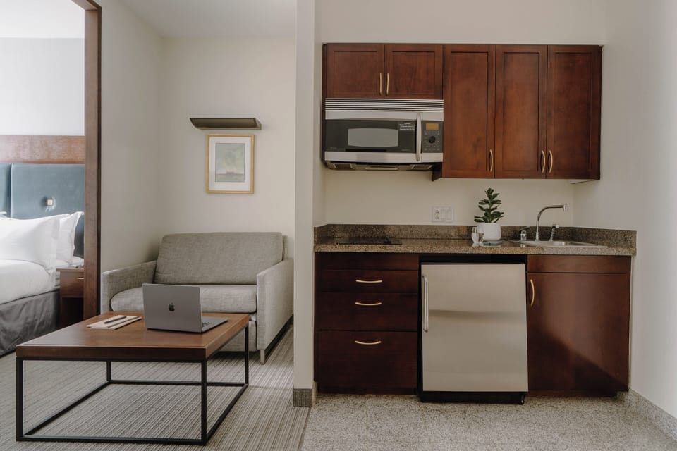 Suite, 1 Queen Bed, Kitchenette | Private kitchen | Coffee/tea maker